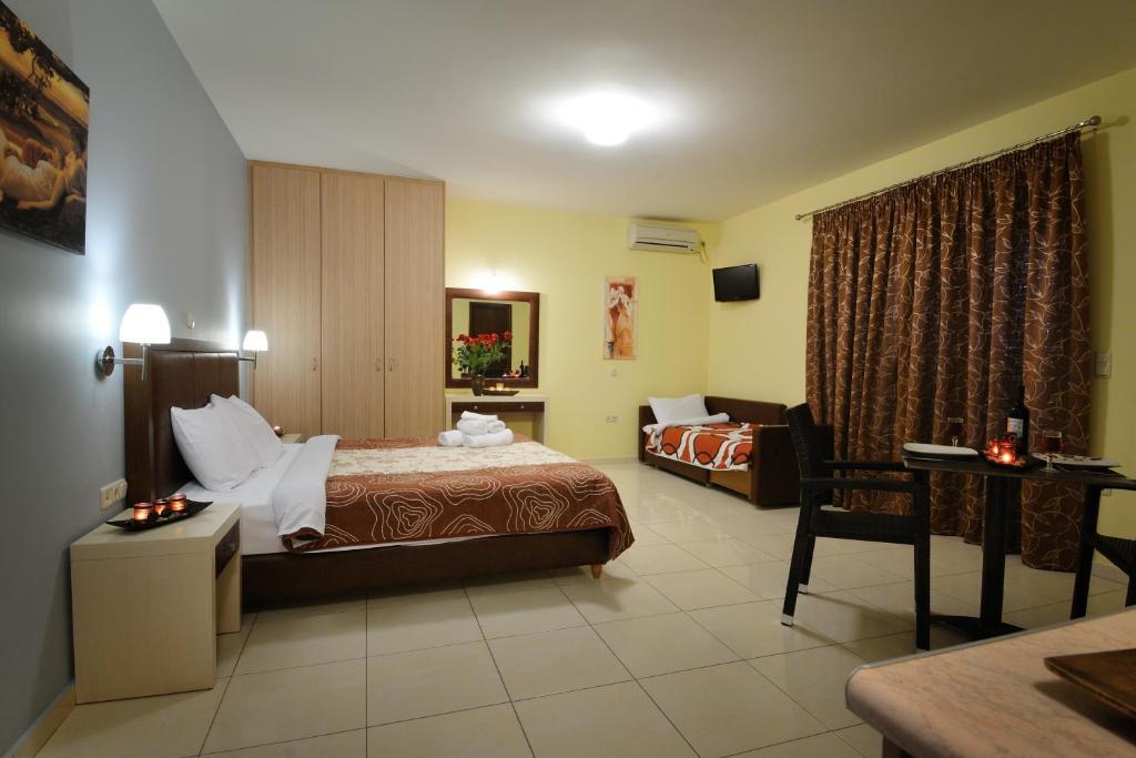 Faros Luxury Suites Marathopoli Værelse billede